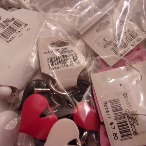 NWTS RETAIL $64 VALENTINE LOT BEAUTIFUL HEART - Picture 5 of 7